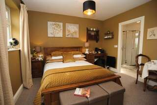 Отели типа «постель и завтрак» The Brown Hen Lodge Bed & Breakfast Бандон Номер Делюкс с кроватью размера «king-size»-1