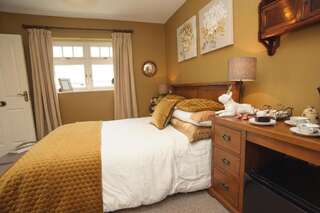 Отели типа «постель и завтрак» The Brown Hen Lodge Bed & Breakfast Бандон Номер Делюкс с кроватью размера «king-size»-39